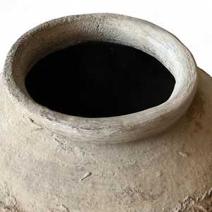 Grand pot à fleurs vintage indien en terre cuite fait main, jardinière rustique antique en argile, assortiment de 1 pièce pour la décoration de jardin et d'hôtel - Product Image 2