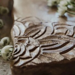 Planche à découper en bois d'acacia moderne, profilé incurvé, gravure manuelle de mandala aux coins, durable, sans danger pour les aliments. - Product Image 3