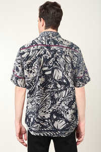 Camisa clásica para hombre, negra, de poliéster, con estampado floral, diseño de corte regular, con cuello de camisa y mangas cortas para uso casual. - Product Image 2