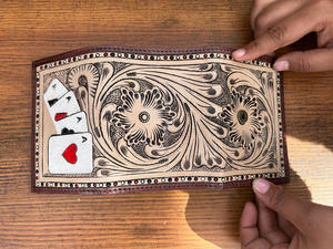 Cartera de cuero con grabado único para hombre, Cartera de tres pliegues de cuero tallada a mano, monederos de cuero de lujo personalizados - Product Image 4