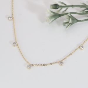 Collar con Colgante Gold Station, Diamante Cultivado en Laboratorio con Corte Brillante, Gargantilla con Bisel, Cadena de Cable, Joyería Fina Minimalista Certificada para Mujer - Product Image 1