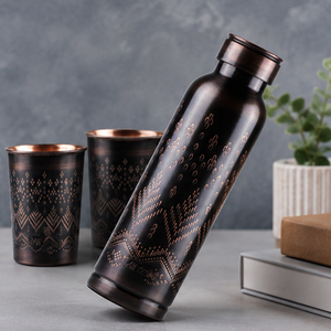 Bouteille d'eau en cuivre pur de luxe avec deux verres à motifs tribaux – Vaisselle pour la maison, les voyages et les fêtes - Product Image 1