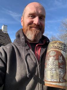 Taza de Cuerno Opulenta: Una Pieza Artesanal que Representa la Sofisticación Rústica - Product Image 2