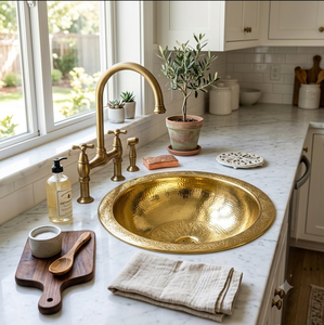 Lavabo rond en laiton avec bord large et lisse et intérieur classique en or poli pour hôtels, centres de villégiature, spas et intérieurs commerciaux - Product Image 2