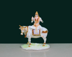Estatua de Resina con Polvo de Mármol del Dios Shiva Montando a Nandi |   Ídolo del Dios Hindú Shiva Nandi |   Decoración Religiosa India para el Hogar, Templo, Regalo de Inauguración de Casa - Product Image 5