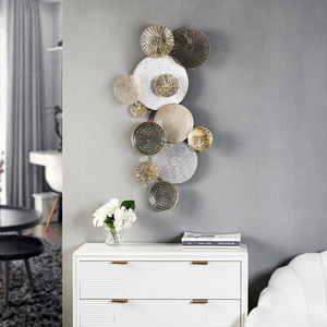 Escultura de Pared de Disco Metálico Abstracto de Lujo, Arte Geométrico Texturizado en Dorado, Plateado y Negro para Decoración Interior Moderna - Product Image 5