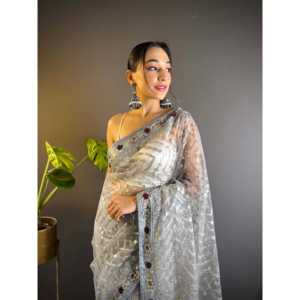 Sari en mousseline de soie de créateur avec broderie et travail de fils métallisés - Product Image 2