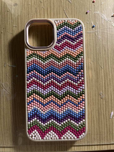 Étui de téléphone brodé à la main avec motif chevron, fil de coton multicolore, personnalisé violet, broderie au point de croix et travail d'aiguille - Product Image 5