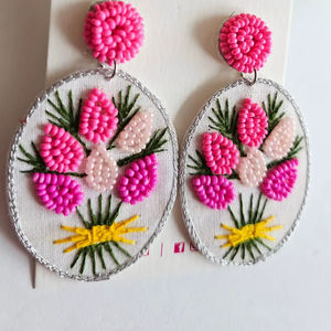 Boucles d'oreilles élégantes en perles de verre pour tenue de mariage, rehaussant un look sophistiqué avec des détails perlés légers - Product Image 1