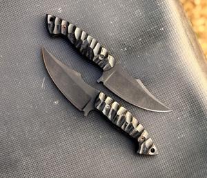 Couteau à Découper la Peau Fait Main Personnalisé, Lame en Acier D2 Revêtue de Poudre Noire, Couteau de Chasse avec Manche en Micarta et Étui en Cuir - Product Image 3