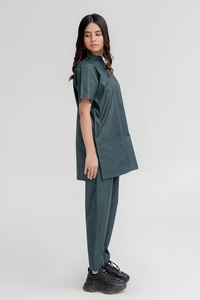 Ensemble de tenue médicale EVER GLOW pour femme en denim bleu, col en V, tricoté, avec détection d'aiguilles, thermocollé sans couture, pour usage hospitalier - Product Image 2