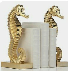 Porte-livres élégants en forme de cactus dorés sur bases noires élégantes, idéaux pour une esthétique chic du désert. Disponible aux prix de gros. - Product Image 3