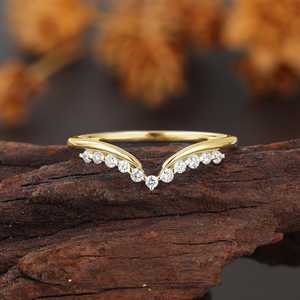 Anillo de Boda Minimalista de Moissanita con Diseño Chevron, Chapado en Oro Rosa sobre Plata, Corte Redondo en Forma de V para Mujer - Product Image 5