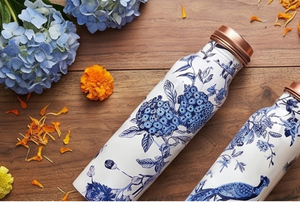 Elegante Botella de Agua de Cobre con Diseño Floral Azul y Aves, Botella Ecológica y Estilosa para Hidratación Diaria, Viajes, Yoga, Gimnasio, Oficina, Regalo - Product Image 4
