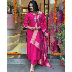 Ensemble de vêtements de soirée taille XL pour femmes avec broderie, y compris haut bas et Dupatta - Product Image 1