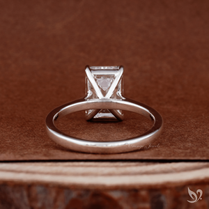 Anillo de Diamante de Laboratorio con Corte Esmeralda de 3 Quilates, Modelo Showstopper, con Engaste Solitario Alto en Oro Blanco de 10k, Elegante Anillo de Compromiso - Product Image 4