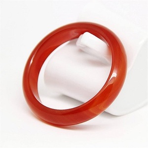 Bracelet élégant fait main en résine rose pâle pour femme, motif rivière transparent avec perle, accessoire de mode unique et brillant pour mariages - Product Image 3