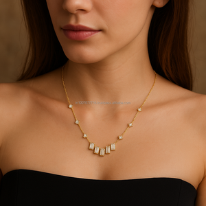 สินค้ามาใหม่ สร้อยคอทองคำแท้ 10K 14K 18K เครื่องประดับชั้นดี ประดับเพชรทรงเหลี่ยมมรกตห้าเม็ด เพชรเลี้ยงในห้องปฏิบัติการ ฝังแบบ Bezel สไตล์ชาติพันธุ์ - Product Image 1