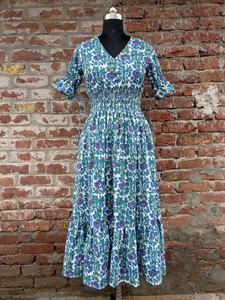 Robe d'été imprimée à la main, motif floral, bloc de couleur, à volants, en coton biologique, éthique, durable, imprimé floral, manches bouffantes - Product Image 6