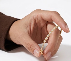 Brazalete Articulado de Oro Amarillo de 18K con Diamante Cultivado en Laboratorio Corte Pera E Color VVS2, Joyería de Moda - Product Image 4