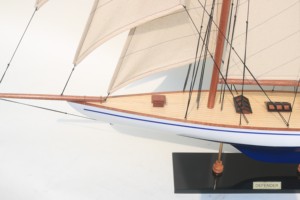 Maquette en bois artisanale DEFENDER YACHT, collection American Cup, pour décoration intérieure et cadeau d'affaires - Product Image 3