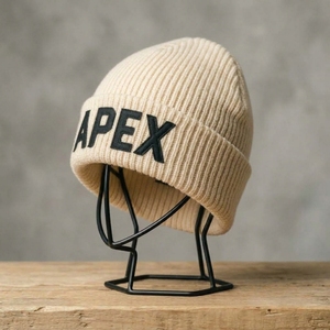 Gorro de Punto Color Crema Borgoña Personalizado, Unisex, Estilo Urbano, con Logo Gráfico, Cálido y Moderno - Product Image 1