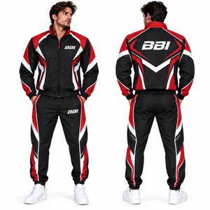 Conjunto deportivo personalizado para hombre en color granate, negro y gris, con chaqueta cortavientos de cuello alto con paneles diagonales y pantalones jogger con puños a juego. - Product Image 5