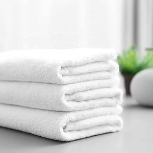 Serviettes de bain en coton pur de qualité export, blanches, 550 GSM, en tissu éponge, douces, absorbantes et durables, pour hôtels et complexes hôteliers - Product Image 1
