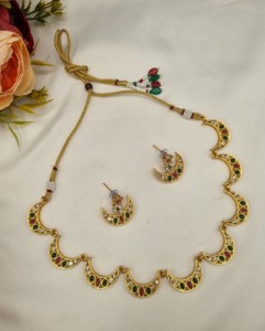 Collier élégant en forme de demi-lune serti de pierres ovales avec un ensemble de boucles d'oreilles assorties, bijoux ethniques indiens fabriqués par des fabricants de bijoux. - Product Image 1
