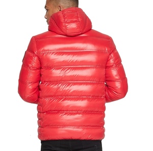 Chaqueta de plumón roja para hombre con capucha, de nailon, cortavientos, con cierre de cremallera, informal, para invierno, corte ajustado, con parche en el puño izquierdo. - Product Image 5