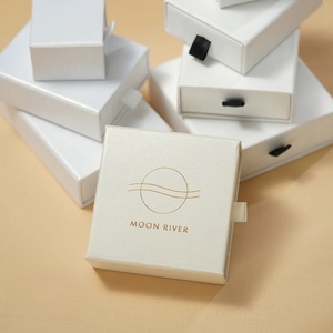 กล่องใส่เครื่องประดับแบบเปิดปิดได้ ขนาด 8x8x3.5 ซม. จำนวน 50 ชิ้น เป็นมิตรกับสิ่งแวดล้อม ทนทาน พร้อมโลโก้สั่งทำพิเศษบนกล่องกระดาษและถุงผ้า - Product Image 4