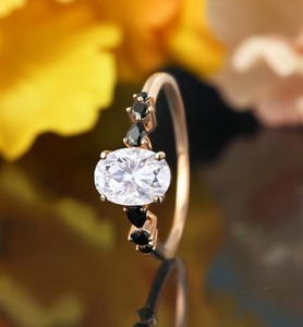 Bague de fiançailles solitaire élégante et luxueuse en argent sterling 925 avec moissanite taille ovale, bijou délicat et minimaliste pour mariage, fête ou cadeau - Product Image 2