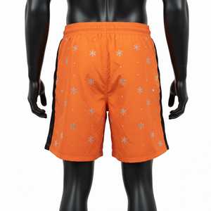 กางเกงขาสั้นผู้ชายผ้าไมโครไฟเบอร์โพลีเอสเตอร์กันลม สีส้มดำ แต่งแถบตาข่ายด้านข้าง พิมพ์ลายแบบรีดร้อนตามสั่ง - Product Image 2