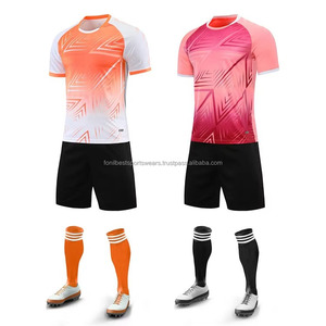 ชุดฟุตบอลสีน้ำเงินแบบกำหนดเองสำหรับผู้ชาย เสื้อคอวีแขนสั้น กางเกงขาสั้น ผ้าโพลีเอสเตอร์ซับเหงื่อ ระบายอากาศได้ดี เหมาะกับทุกฤดูกาล ทรงสปอร์ต - Product Image 5