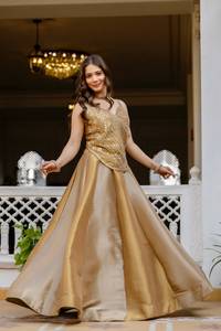 Lehenga de viscosa Banarasi de diseño moderno con espejo real y trabajo manual, blusa con patrón Dori en la parte trasera, dupatta de seda Tirupati para fiesta. - Product Image 1