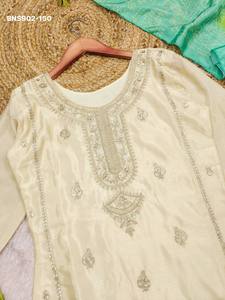 ชุดเสื้อผ้าชาติพันธุ์คุณภาพพรีเมียมแบบใหม่ล่าสุด ผ้าไหมชิโนน พร้อมงานปักดิ้นทอง ดิ้นเงิน และดิ้นลูกปัด  ประกอบด้วยเสื้อพลาซโซและผ้าคลุมไหล่ - Product Image 6