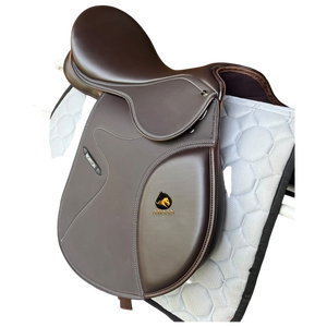 Silla de Montar Inglesa de Cuero Marrón para Salto Ecuestre con Estructura de Madera y Logotipo Personalizado - Product Image 3