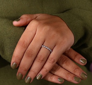 Anillo de Diamantes de Laboratorio VB-18SR E VVS2 de 0.72CT en Oro de 18K, Anillo Apilable Redondo, Anillo de Boda con Engaste de Bisel, Anillo de Boda de Eternidad Completa - Product Image 5