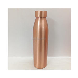 Bouteille d'eau artisanale en cuivre pur pour la maison, le bureau et les voyages, favorisant une hydratation équilibrée, une immunité renforcée et une vie saine. - Product Image 5