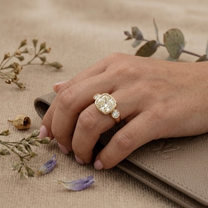 แหวนหมั้นเพชรทรงคุชชั่นเซ็ตแบบเบเซล 14K ทองคำ ประดับเพชรแล็บโกรว์ 3 เม็ด พร้อมใบรับรอง IGI สำหรับวันครบรอบแต่งงาน - Product Image 4