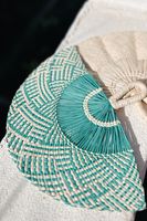 Éventail en paille tressée scintillant bordeaux en fibre de palmier, éventail rafraîchissant de qualité supérieure, idéal pour les fêtes, décoration de mariage bohème, cadeau pour invités