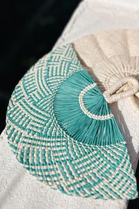Abanico de mano brillante de paja tejida, de fibra de palma, color burdeos, refrescante, de calidad premium, decoración festiva boho para recuerdo de invitados de boda - Product Image 4
