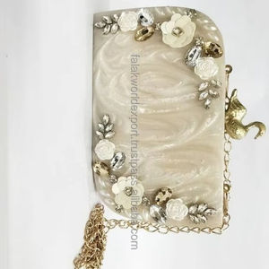 Sac à main de soirée pour femme en résine, design tendance et luxueux, vente en gros, neuf, grand espace, brillance de la résine, donne un look royal et élégant - Product Image 1