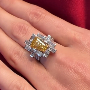 Anillo Iced Jewelz con corte baguette de 7.35 quilates, oro amarillo de 14K, chapado en oro para ella, IGI - Product Image 4