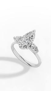 แหวนหมั้นเพชรเม็ดเดี่ยวสามเม็ด เงินแท้ 925 ชุบไวท์โกลด์ เพชร VVS ไม่มีสี รับรองโดย IGI แหวนเพชรทรงลูกแพร์เพียวยาวสำหรับผู้หญิง เพชรเพาะเลี้ยงในห้องปฏิบัติการ - Product Image 2