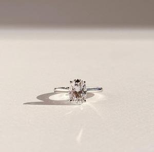 Anillo de Compromiso Clásico con Diamante Ovalado de 1.50CT Cultivado en Laboratorio, SPARKLING SPLENDOR, Oro Amarillo de 9K, Engaste de Garras, para Mujer - Product Image 4