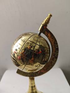 Globe terrestre en laiton avec carte gravée et anneau des méridiens, objet décoratif de bureau traditionnel, design rotatif - Product Image 3