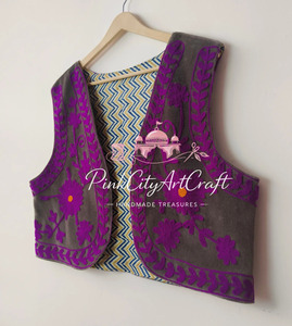 เสื้อโค้ทกำมะหยี่ทำมือสุดหรู พร้อมงานปักเรชมสีม่วง ซับในลายดอกพิมพ์ลายกลับด้านได้ บุด้วยผ้าฝ้าย แขนกุดแบบสั้น - Product Image 2