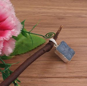 Joyería Artesanal Vintage de Piedra Preciosa de Calcedonia Azul Natural Tallada a Mano con Diseño de Hoja en Plata de Ley 925 Chapada en Platino, Color Aguamarina Fino - Product Image 1