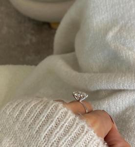 Anillo Solitario con Diamante Ovalado de 5 Quilates Cultivado en Laboratorio, Color E, Claridad VVS2, Certificado IGI, Corte Ovalado, Oro Blanco de 14K - Product Image 2